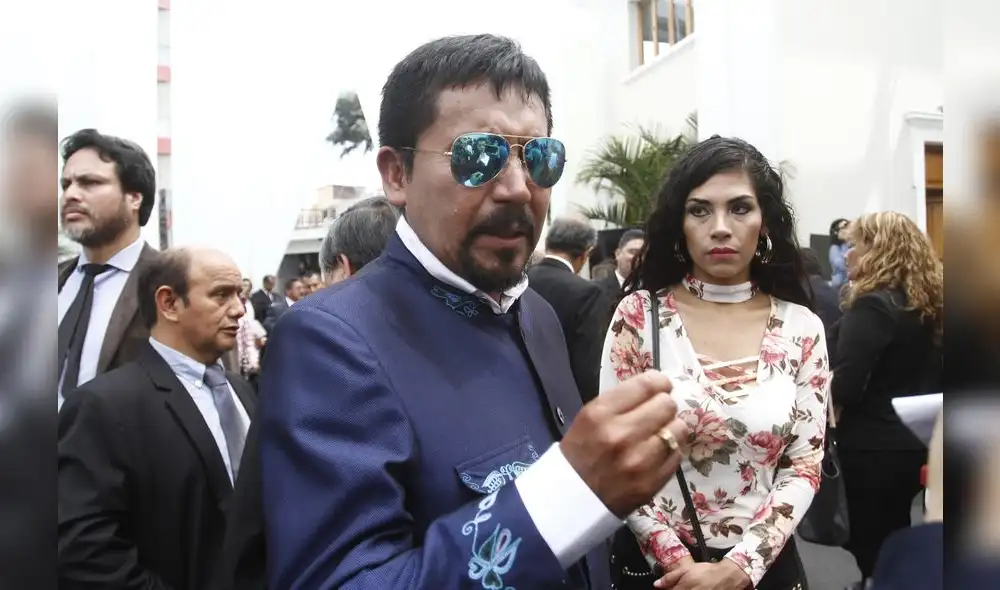 26-12-2018 HC1 HANSLITT CRUZADOELMER CACERES LLICA, NUEVO GOBERNADOR REGIONAL DE AREQUIPA, RECIBE SUS CREDENCIALES.