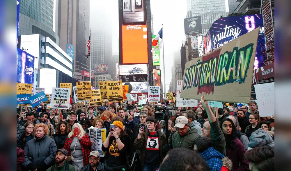 Activistas tomaron el Times Square para protestar ante la tensión entre EE. UU., Irán e Irak. Foto: AFP. Activistas tomaron el Times Square para protestar ante la tensión entre EE. UU., Irán e Irak. Foto: AFP.
