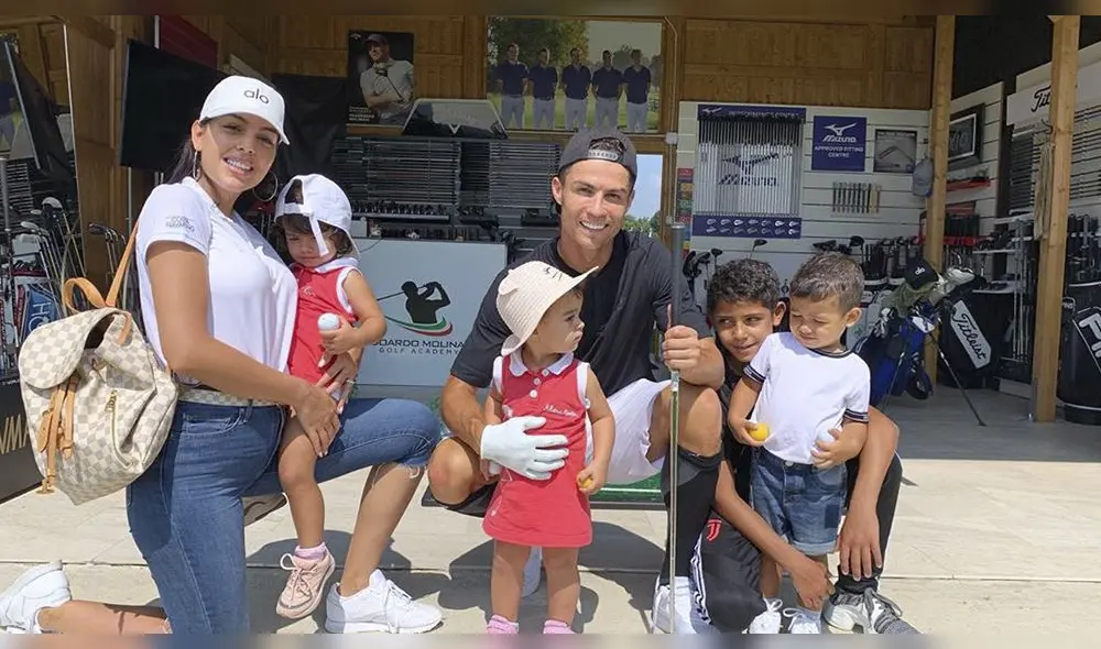 La familia llegó a los Emiratos Árabes Unidos para pasar fiestas en las exclusivas playas y la modelo sorprendió en la plataforma luciendo una sensual ropa de baño. La familia llegó a los Emiratos Árabes Unidos para pasar fiestas en las exclusivas playas y la modelo sorprendió en la plataforma luciendo una sensual ropa de baño.