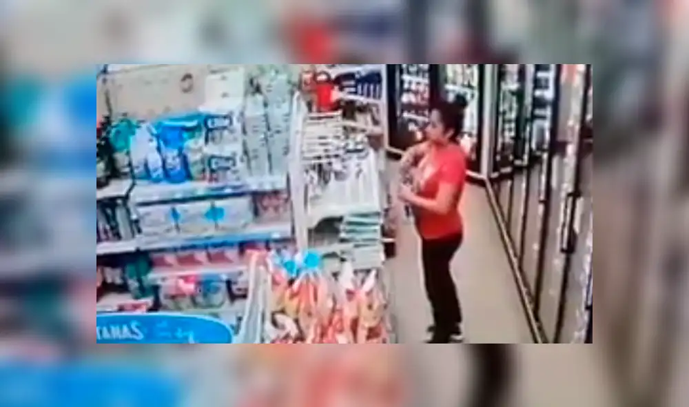 Facebook Viral: mujer es captada untándose líquido limpiador en su zona íntima para robar en tienda 