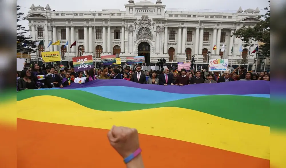 en grupo. En la Plaza Bolívar, los congresistas dieron la bienvenida al colectivo LGTBI. Los escucharon y apoyaron sus reclamos