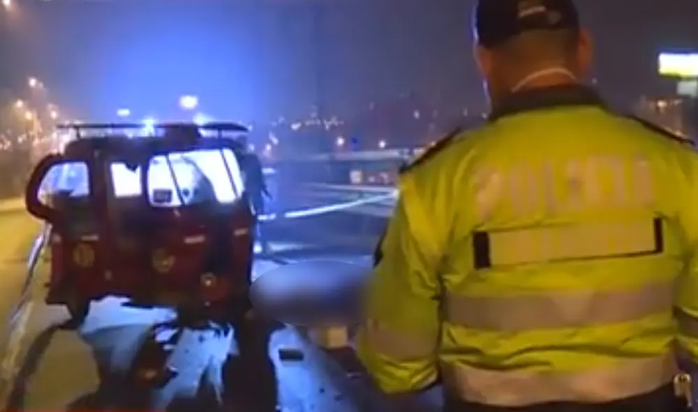 Mujer falleció en la vía y su cuerpo fue recogido por las autoridades horas después del accidente. Foto: captura de América Noticias