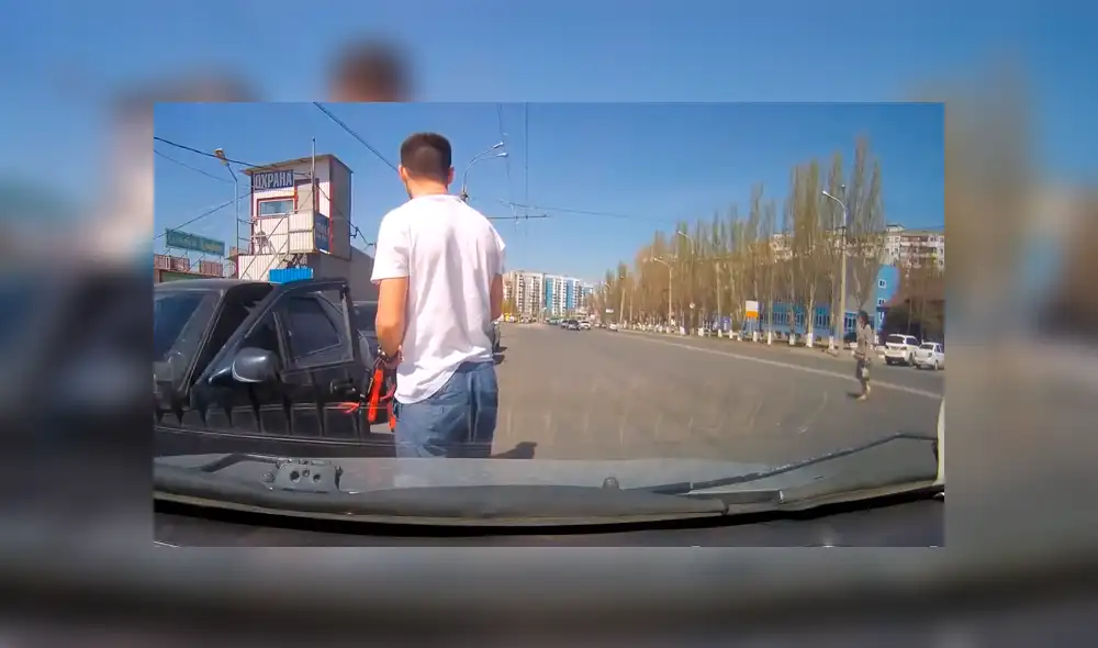 Facebook: imprudente mujer arriesga su vida cruzando autopista y casi provoca brutal accidente [VIDEO]