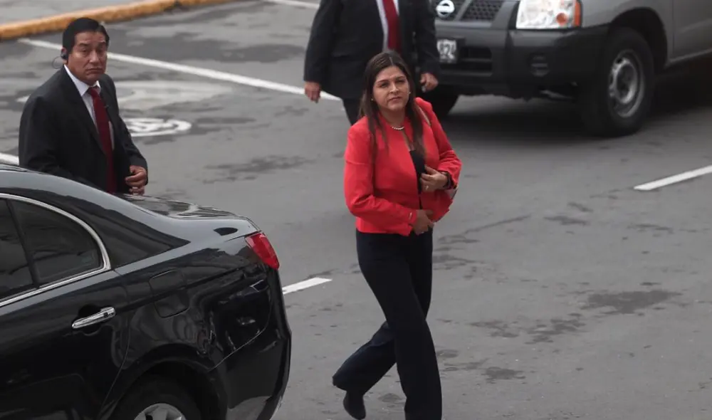 Excongresistas ingresaron al Parlamento en medio de reclamos de ciudadanos [FOTOS]