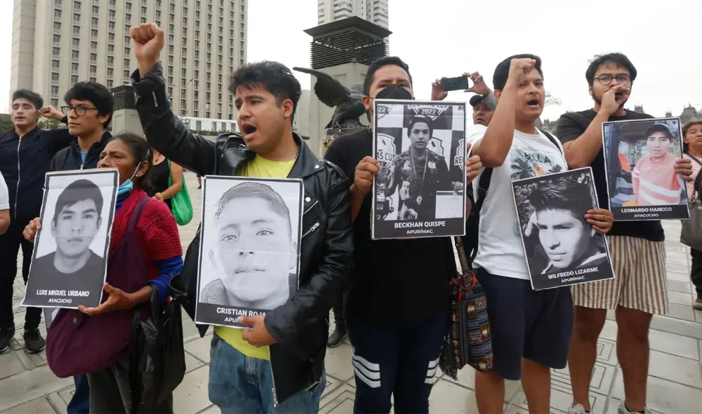 A las afueras del Palacio de Justicia, en Lima, organizaciones civiles y estudiantiles realizan vigilia por los fallecidos en las protestas nacionales contra el Congreso y la presidenta Dina Boluarte. Foto: Carlos Contreras/La República