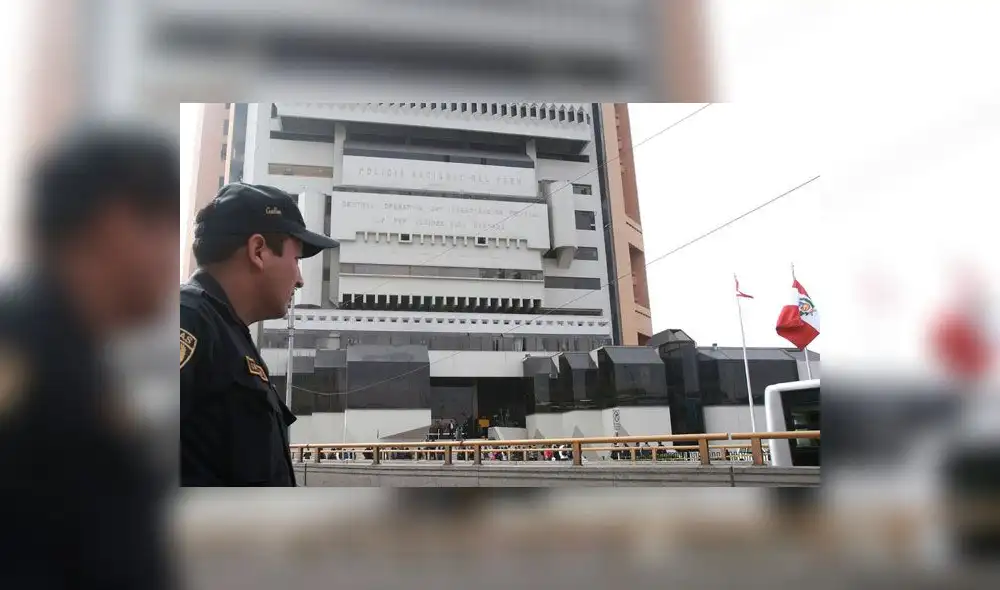 Fiscalía investiga dos vehículos policiales que salieron de la Dirincri con material incautado Fiscalía investiga dos vehículos policiales que salieron de la Dirincri con material incautado