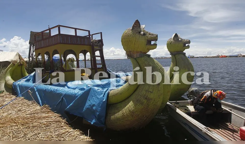 Lugareños se transportan de isla en isla con sus balsas. Lugareños se transportan de isla en isla con sus balsas.