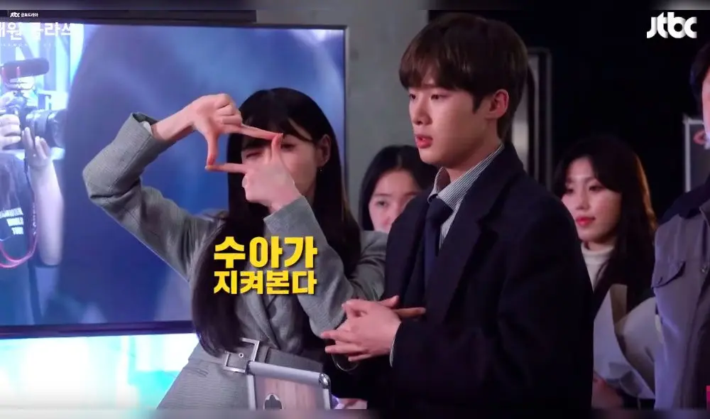 El elenco tuvo tiernos momentos mientras esperaban su triunfal entrada al escenario.