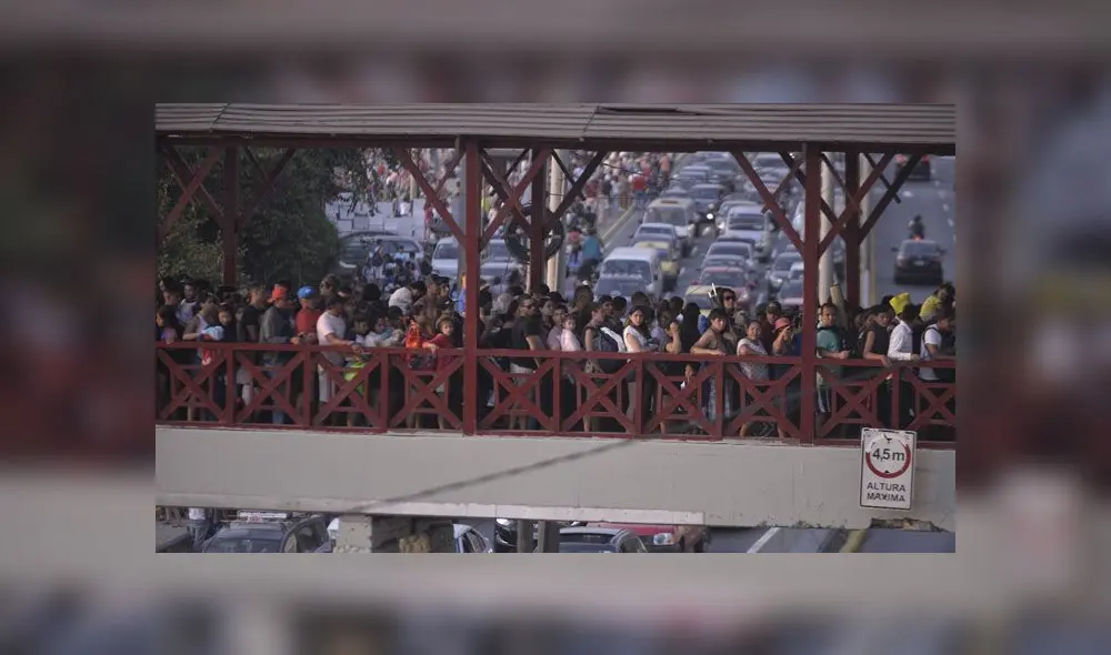 Algunas personas aseguraron que se demoraron en cruzar el puente hasta una hora. (Foto: Javier Quispe / La República) Algunas personas aseguraron que se demoraron en cruzar el puente hasta una hora. (Foto: Javier Quispe / La República)