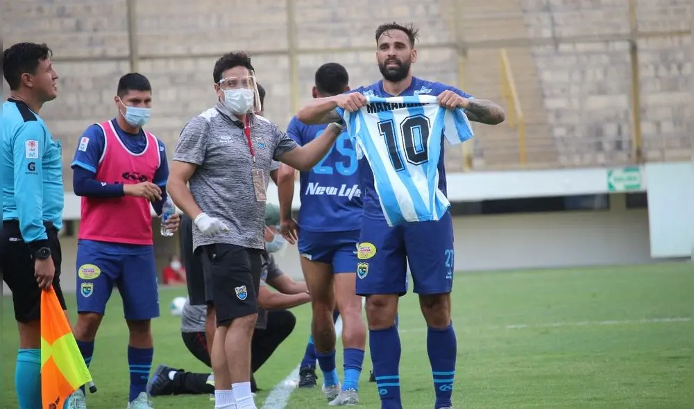 Delantero de Carlos Stein quiso sumarse al homenaje a Diego Maradona. Foto: Liga 1