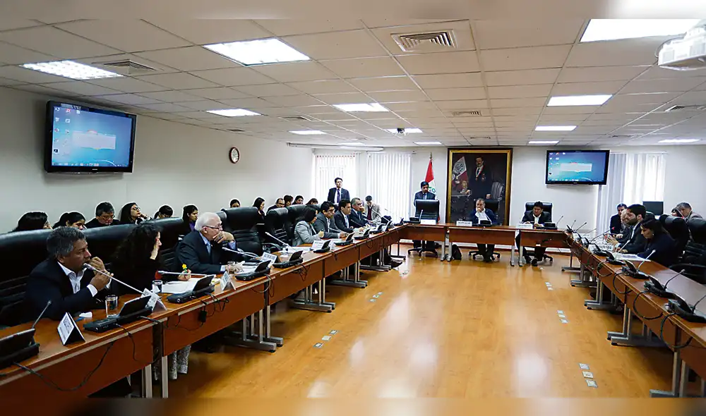 Fujimoristas impiden que se apruebe dictamen sobre plásticos