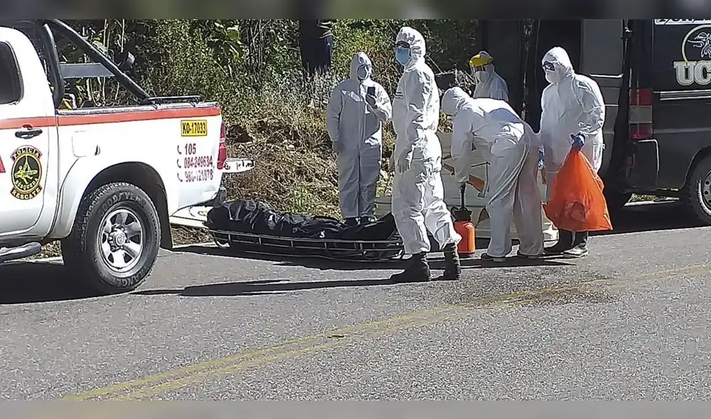 Bajo estrictas medidas de bioseguridad, recogieron a la víctima que tenía coronavirus y murió en un accidente de tránsito en Cusco.