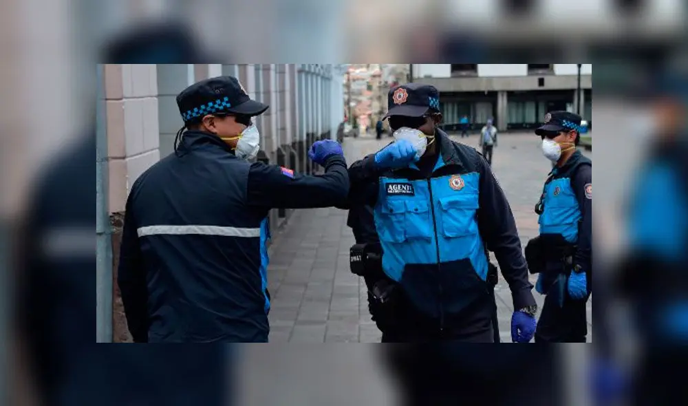 Oficiales se saludan con el codo para evitar la propagación del coronavirus. Foto: AFP. Oficiales se saludan con el codo para evitar la propagación del coronavirus. Foto: AFP.
