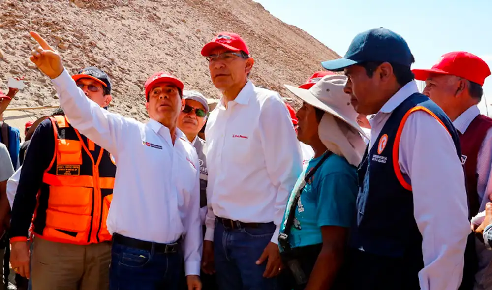 Martín Vizcarra junto a ministros visitando las zonas afectadas por huaicos en Tacna. Foto: Presidencia.