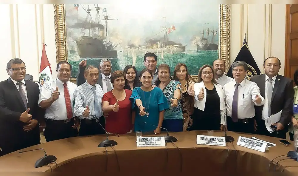 Congresistas dan luz verde a la reposición de más de 10 mil directores cesados