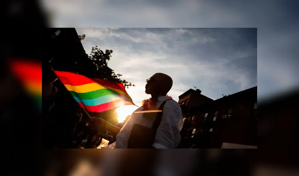 Hombre es golpeado por cargar una bolsa de color rosa