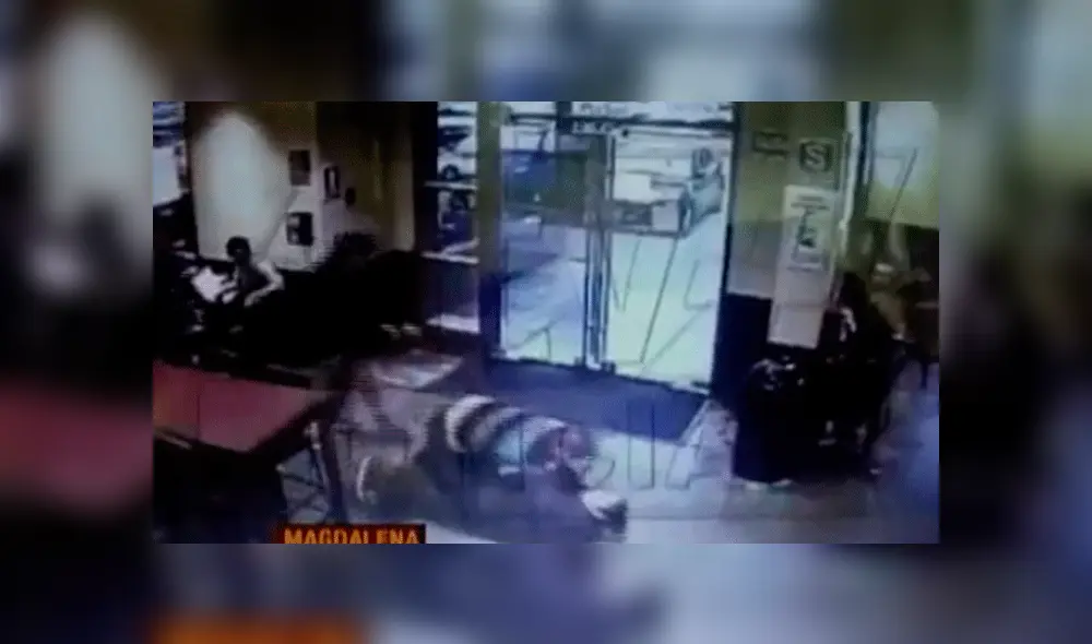 Ni Una Menos: sujeto agrede brutalmente a trabajadora de conocida cafetería [VIDEO]