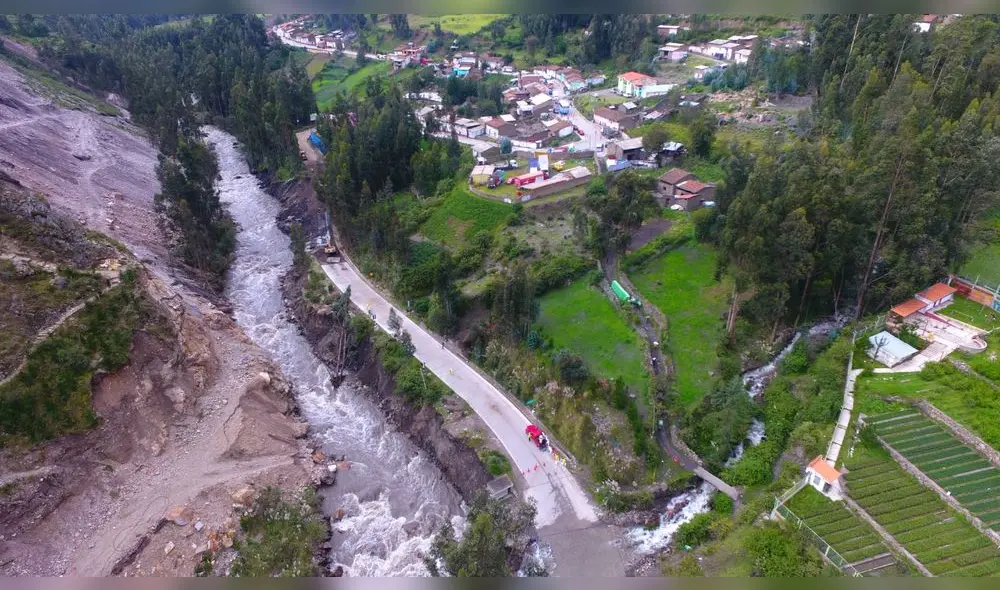Áncash: Recuperan tramo de carretera que colapsó por crecida del río Mosna