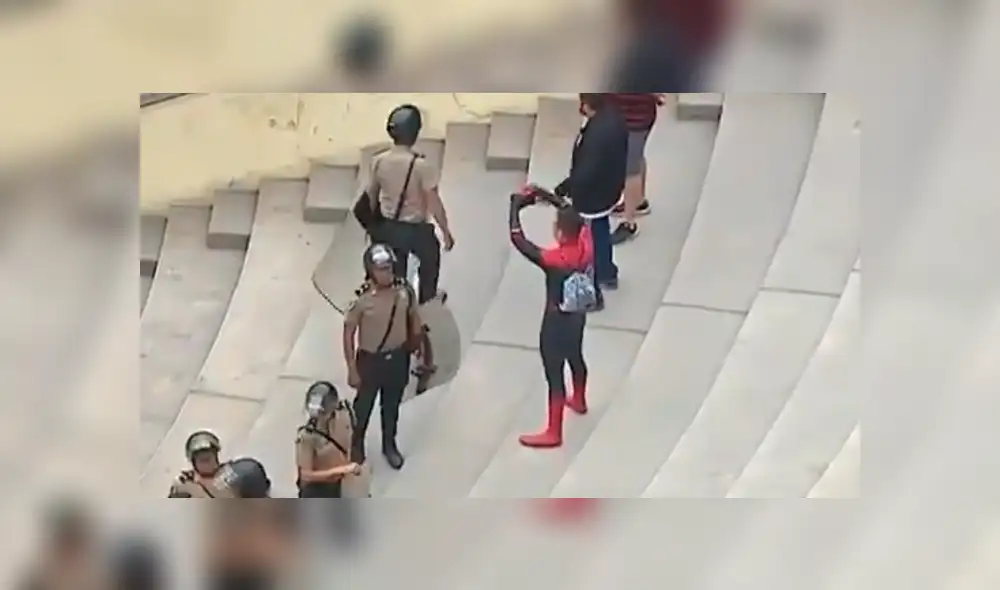 En Facebook, un joven utilizó el disfraz de SpiderMan para apreciar el partido en el Estadio Monumental. En Facebook, un joven utilizó el disfraz de SpiderMan para apreciar el partido en el Estadio Monumental.