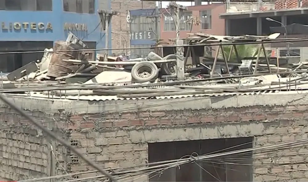 El padre del joven argumentó que lo mantenía arriba para que no se escape. (Foto: Captura América)