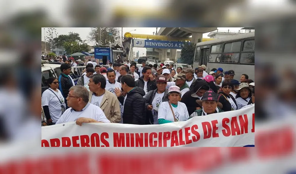 Con carteles en mano, los pobladores de ambos distritos protestaron para exigir la solución de los problemas limítrofes. Con carteles en mano, los pobladores de ambos distritos protestaron para exigir la solución de los problemas limítrofes.