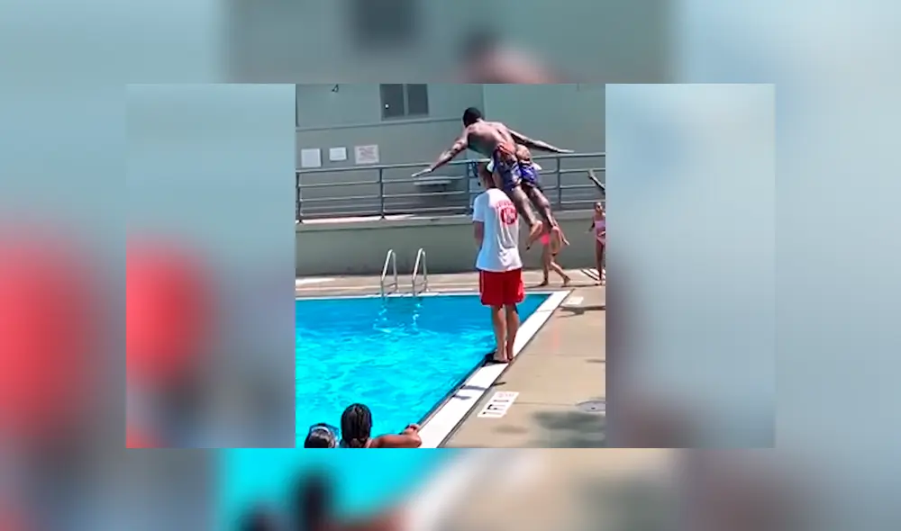 Graban el asombroso salto de un hombre al hacer un clavado sobre un salvavidas [VIDEO] 