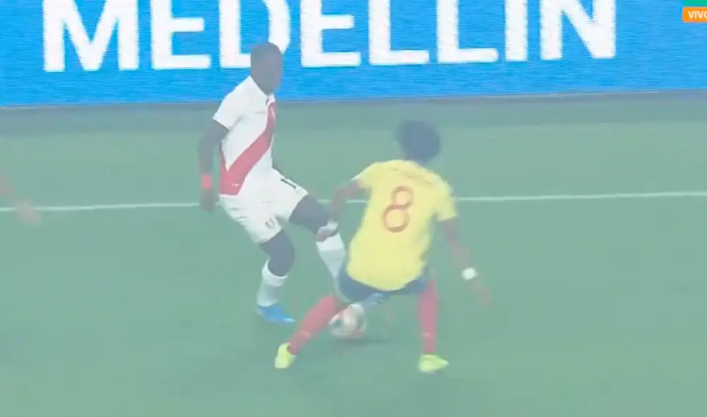 Al minuto del primer tiempo, Luis Advíncula le hizo un túnel a Juan Cuadrado en partido amistoso internacional fecha FIFA 2019.