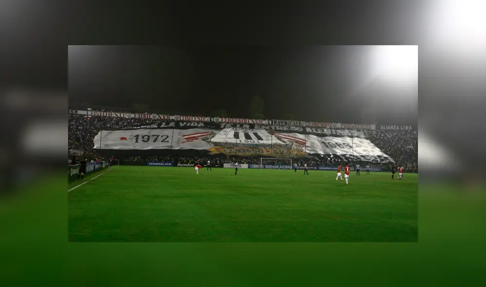 Barra de Alianza Lima criticó a la congresista Luciana León por posar con la camiseta de Perú. | Foto: GLR