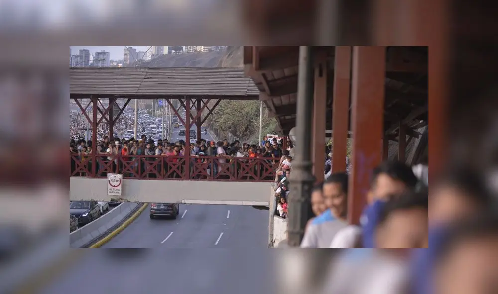Algunas personas aseguraron que se demoraron en cruzar el puente hasta una hora. (Foto: Javier Quispe / La República) Algunas personas aseguraron que se demoraron en cruzar el puente hasta una hora. (Foto: Javier Quispe / La República)