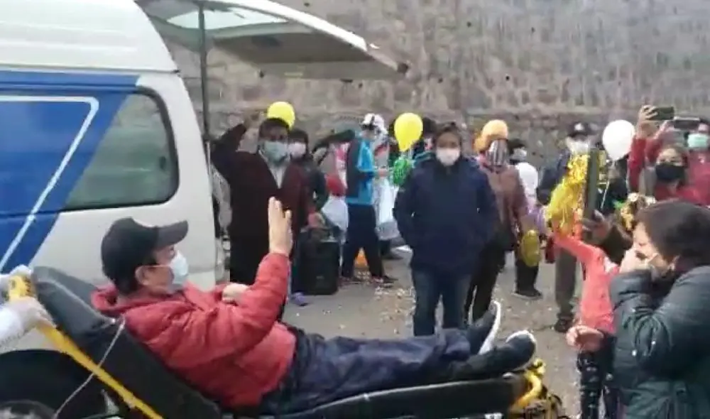 Médico fue recibido por sus familiares con numerosas muestras de cariño. Foto: La República Médico fue recibido por sus familiares con numerosas muestras de cariño. Foto: La República