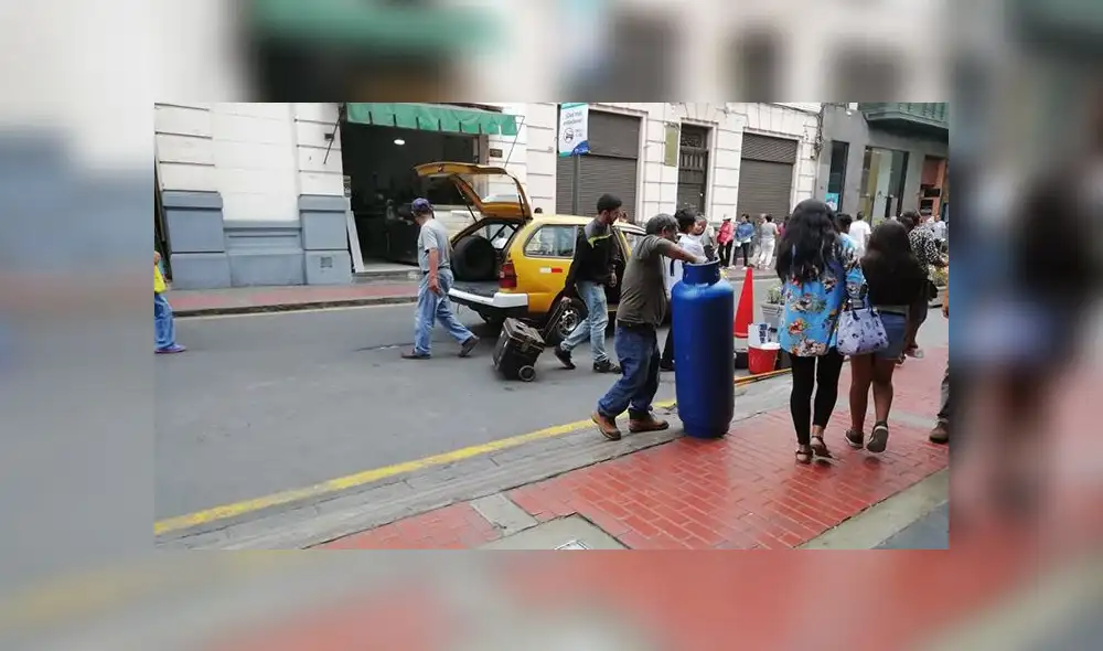 Balón de gas era trasladado en taxi en pleno Centro de Lima
