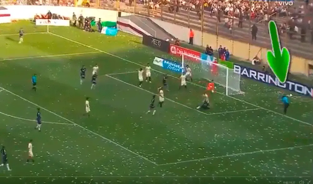 Aldo Corzo lo tuvo tomado a Federico Rodríguez en el área y el árbitro no cobró nada. | Foto: Gol Perú