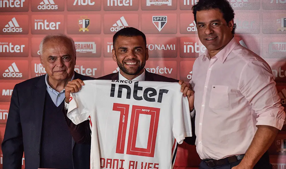 Dani Alves fue presentado ante 40 000 personas en Morumbí de Sao Paulo con su camiseta número '10'. | Foto: AFP Dani Alves fue presentado ante 40 000 personas en Morumbí de Sao Paulo con su camiseta número '10'. | Foto: AFP