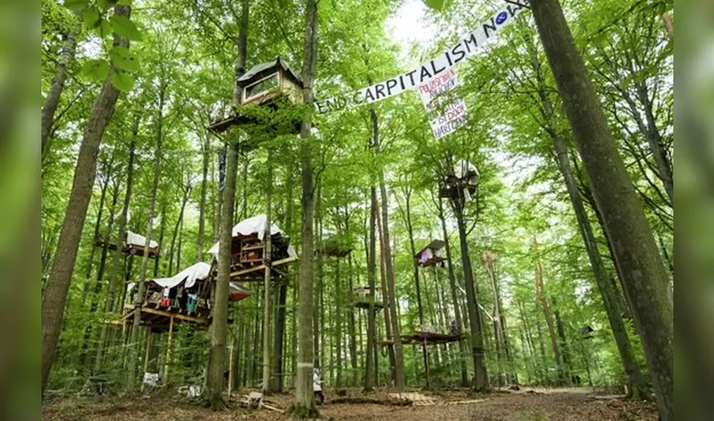 A market trader shows different currency notes in Caracas on March 10, 2019, during the third day of a massive power outage which has left Venezuelans without communications, electricity and water. - The unprecedented power outage already left 15 patients dead and threatens to extend indefinitely, increasing distress for the severe political and economic crisis hitting the oil-rich South American nation. (Photo by Cristian Hernandez / AFP)