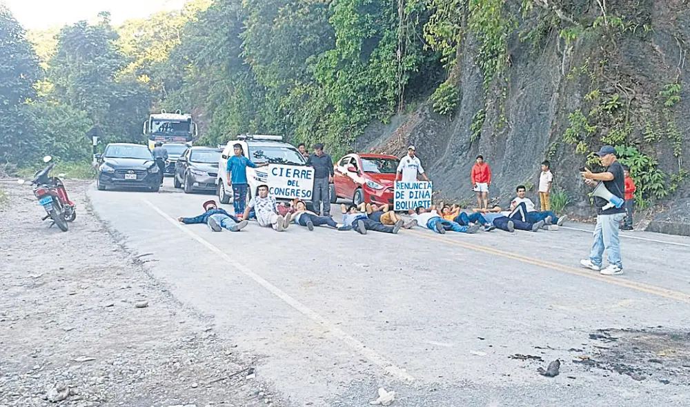 Interoceánica. La vía está bloqueada por los informales. Foto: La República