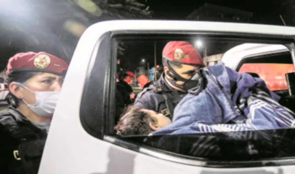 1. Auxilio. Es casi una costumbre que los periodistas pidamos apoyo a la policía para entrar a los barrios más peligrosos del Callao y también es natural que los vecinos vean con desconfianza a los uniformados. Anoche no pasó eso. Salimos a las 6:30 de la sede del Escuadrón de Emergencia, de la avenida La Paz, y entramos rápidamente al corazón del puerto. En la avenida Buenos Aires, una mujer pedía auxilio mientras agitaba un pañuelo blanco. Los agentes acudieron a su domicilio y evacuaron a su hija, quien había sufrido un desmayo. Hubo gritos, llanto y aplausos. 1. Auxilio. Es casi una costumbre que los periodistas pidamos apoyo a la policía para entrar a los barrios más peligrosos del Callao y también es natural que los vecinos vean con desconfianza a los uniformados. Anoche no pasó eso. Salimos a las 6:30 de la sede del Escuadrón de Emergencia, de la avenida La Paz, y entramos rápidamente al corazón del puerto. En la avenida Buenos Aires, una mujer pedía auxilio mientras agitaba un pañuelo blanco. Los agentes acudieron a su domicilio y evacuaron a su hija, quien había sufrido un desmayo. Hubo gritos, llanto y aplausos.