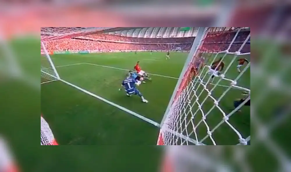 Internacional vs Gremio: Paolo Guerrero tuvo tremenda ocasión para anotar el 1-0 [VIDEO]