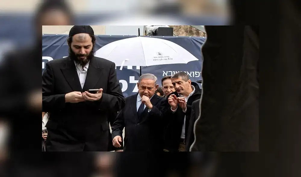 El primer ministro de Israel, Benjamin Netanyahu (c), visitó el miércoles un centro médico para discutir la situación del coronavirus. Foto: EFE El primer ministro de Israel, Benjamin Netanyahu (c), visitó el miércoles un centro médico para discutir la situación del coronavirus. Foto: EFE