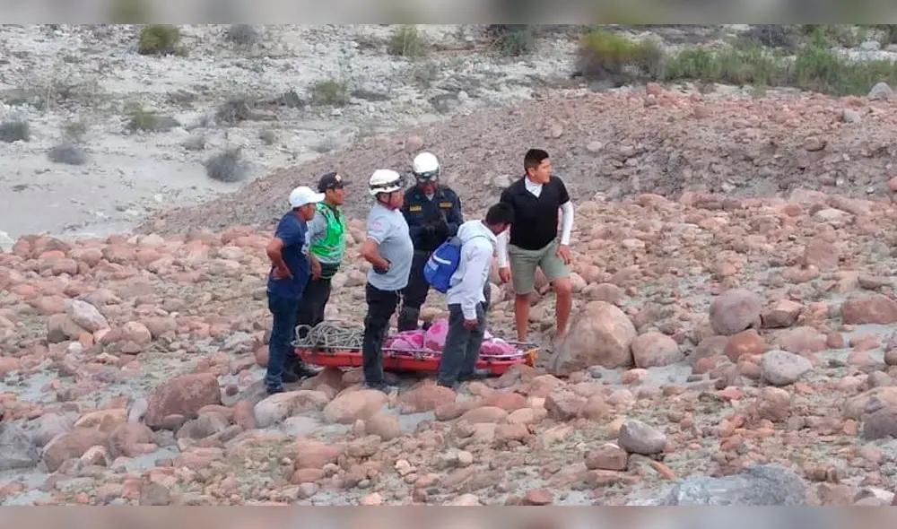Conductor muere a bordo de auto que cayó a barranco en Arequipa. Conductor muere a bordo de auto que cayó a barranco en Arequipa.