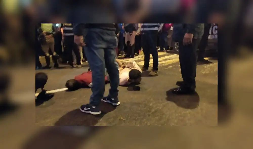 Delincuentes circulaban cerca al centro financiero de Fiori con actitud sospechosa y al negarse a identificarse, la PNP procedió a intervenirlos (Foto: Christian Moreno / Grupo La República) Delincuentes circulaban cerca al centro financiero de Fiori con actitud sospechosa y al negarse a identificarse, la PNP procedió a intervenirlos (Foto: Christian Moreno / Grupo La República)