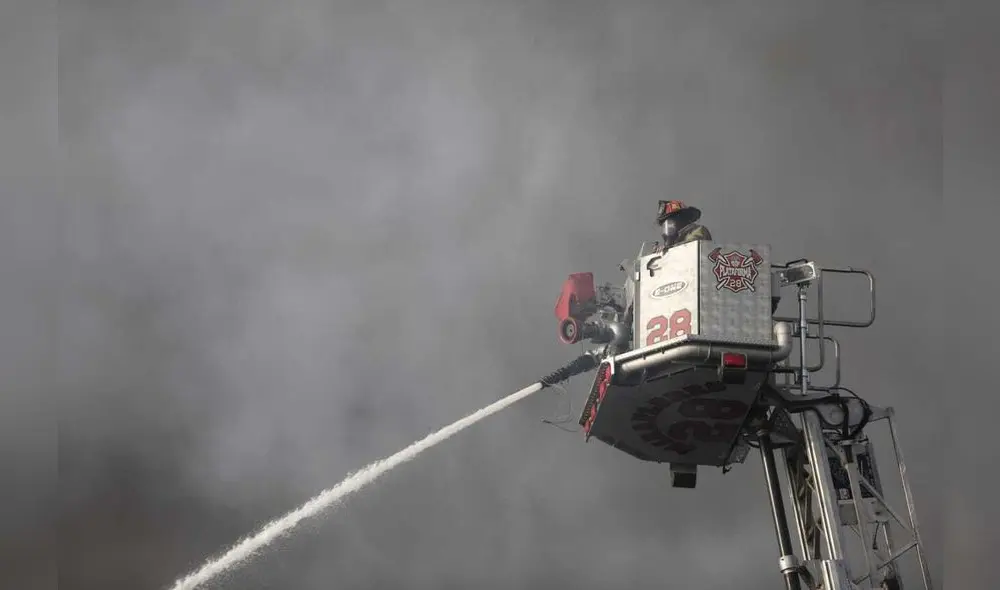 Bomberos apagan incendio en fábrica textil de Ate Vitarte. Foto: Antonio Melgarejo / La República. Bomberos apagan incendio en fábrica textil de Ate Vitarte. Foto: Antonio Melgarejo / La República.