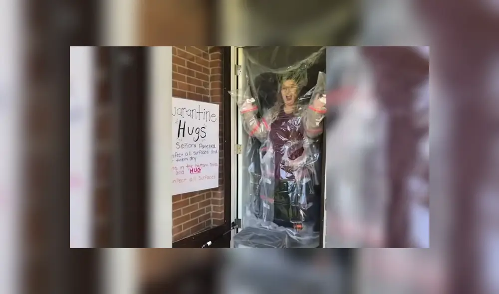 A través de Facebook se hizo viral el curioso invento de una maestra para abrazar a sus estudiantes de manera segura.