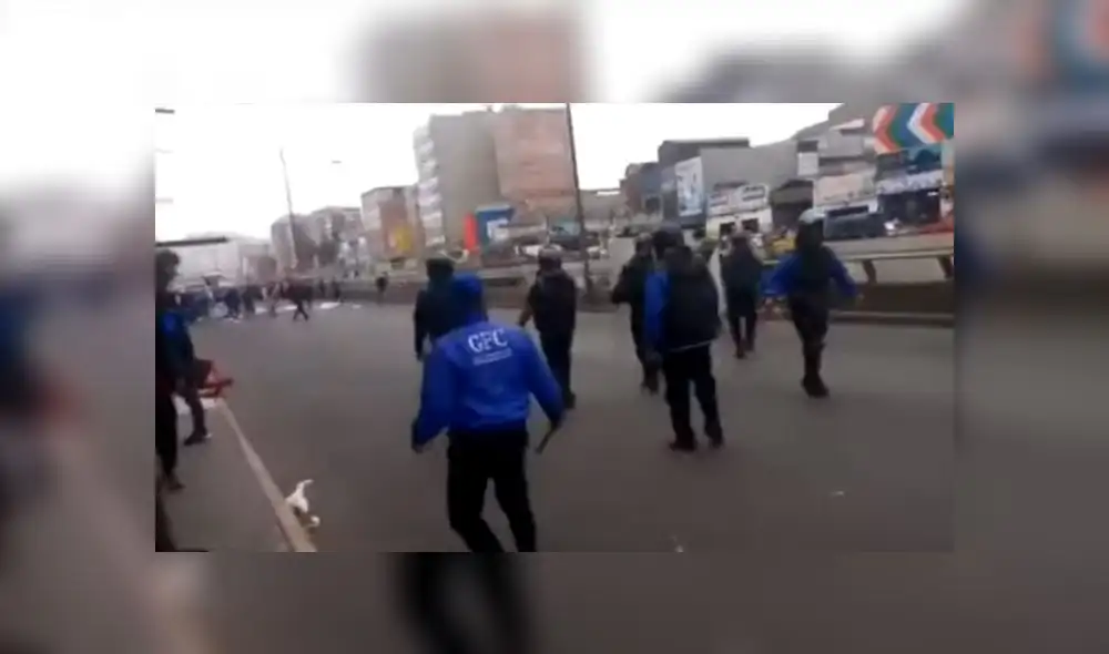 Inspectores y policía municipal tuvieron que replegarse para no ser alcanzados por piedras y palos. (Foto: Captura de video / ATV Noticias) Inspectores y policía municipal tuvieron que replegarse para no ser alcanzados por piedras y palos. (Foto: Captura de video / ATV Noticias)