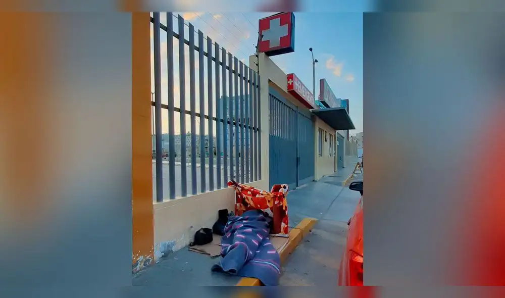 Esta persona amaneció fuera del Hospital Regional Lambayeque. Esta persona amaneció fuera del Hospital Regional Lambayeque.