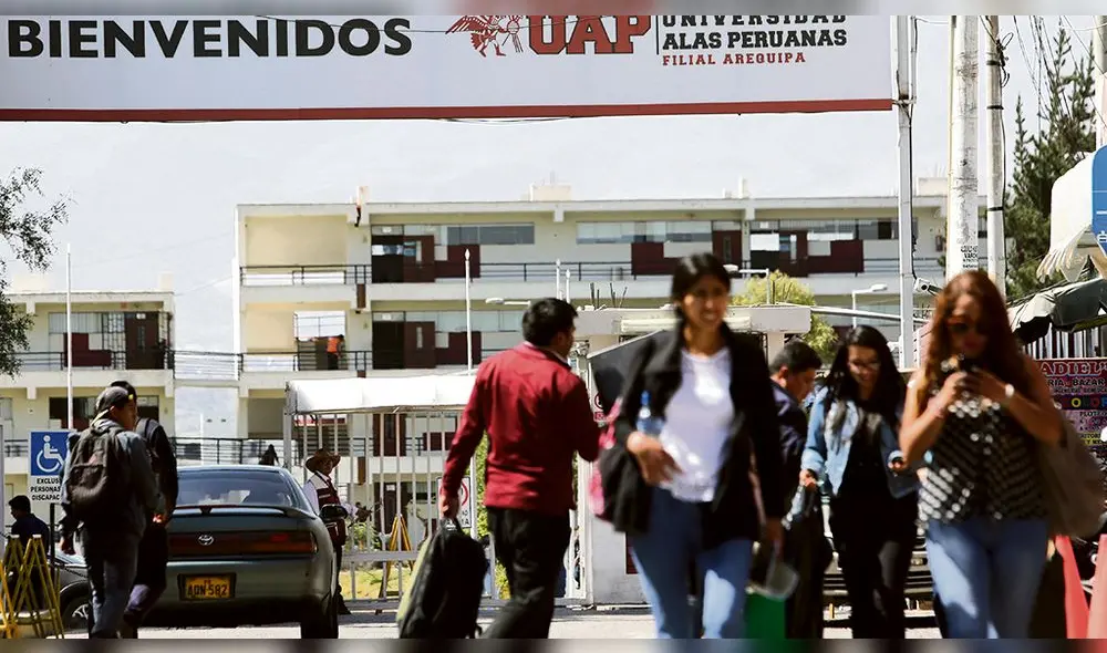 RecLamos. Alumnos de UAP esperan reunión con gobernador.
