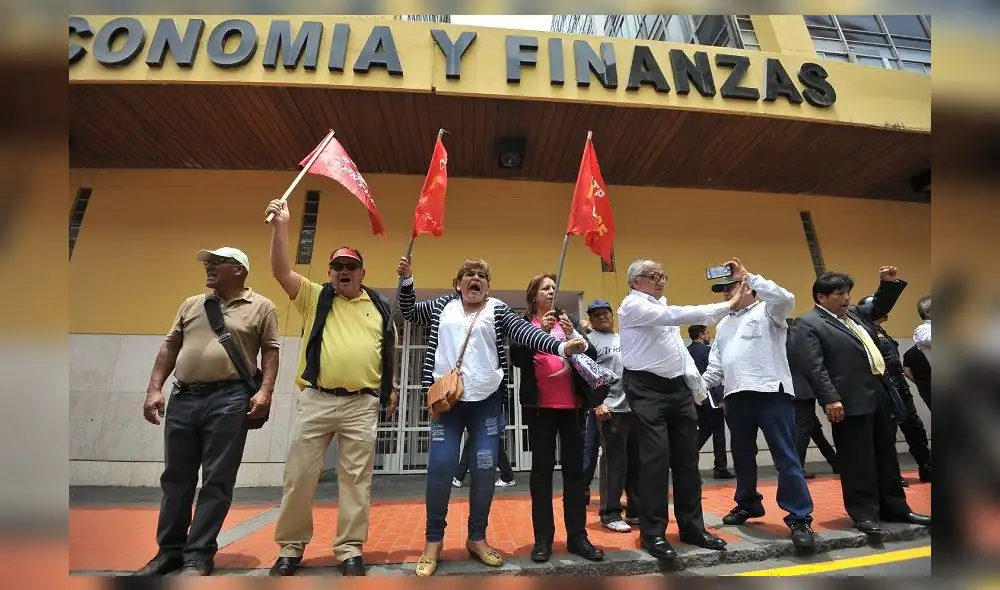 Decreto Legislativo bloquea las negociaciones en materia salarial para el sector público Decreto Legislativo bloquea las negociaciones en materia salarial para el sector público