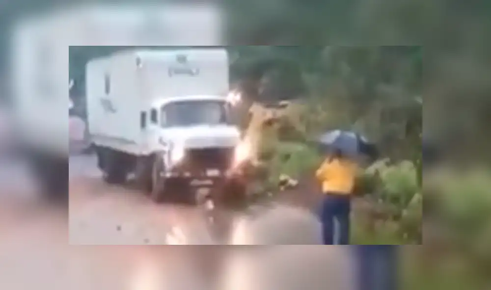 Facebook viral: enorme camión está por volcarse y hombre lo detiene con paraguas [VIDEO]