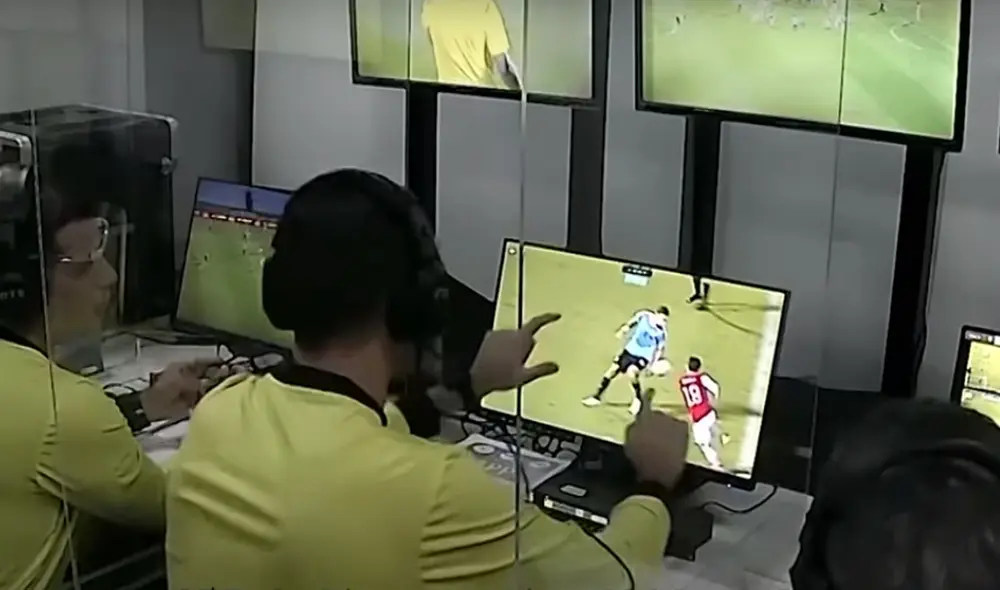 El argumento del VAR para no cobrar penal para Chile ante Uruguay. Foto: Conmebol