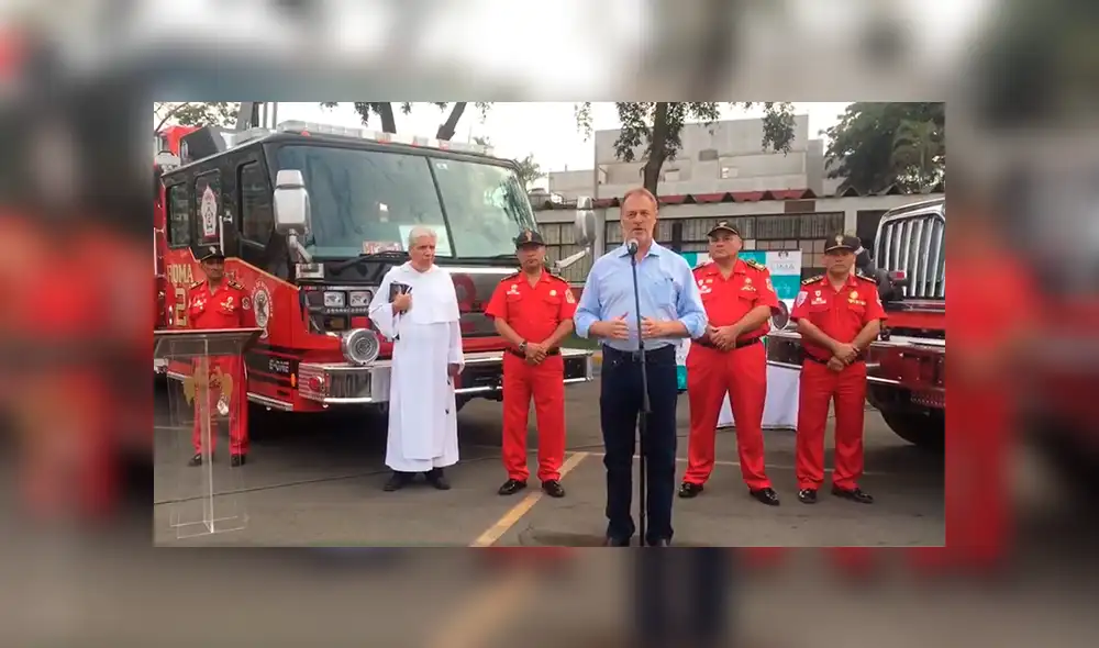 Jorge Muñoz realizó importante donación a compañía de bomberos [VIDEO]