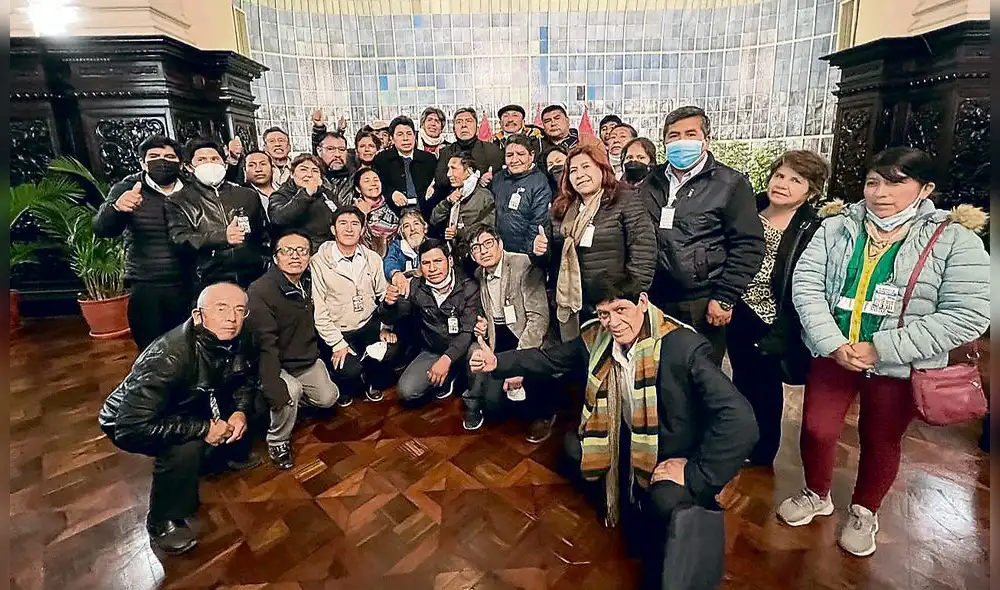 respaldo. Dirigentes  posan con  el presidente Castillo en  palacio de  gobierno.  En la foto figuran Domínguez, Palomino, Ramón Pachas,  Rosa Luz  Pérez.